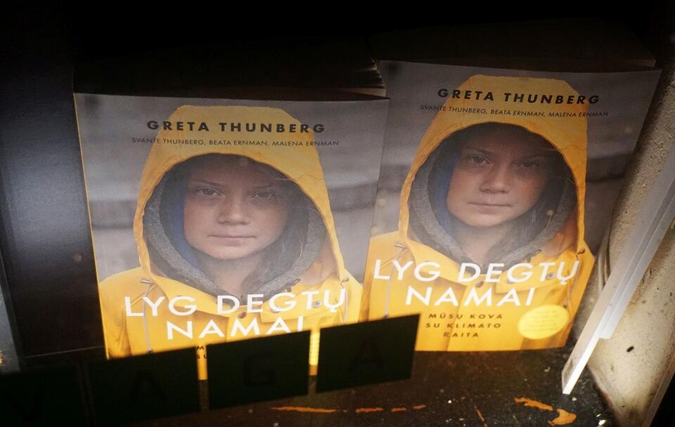 Greta Thunberg - na zdjęciu promocja książki na wystawie w księgarni, w Wilnie / autor: Fratria