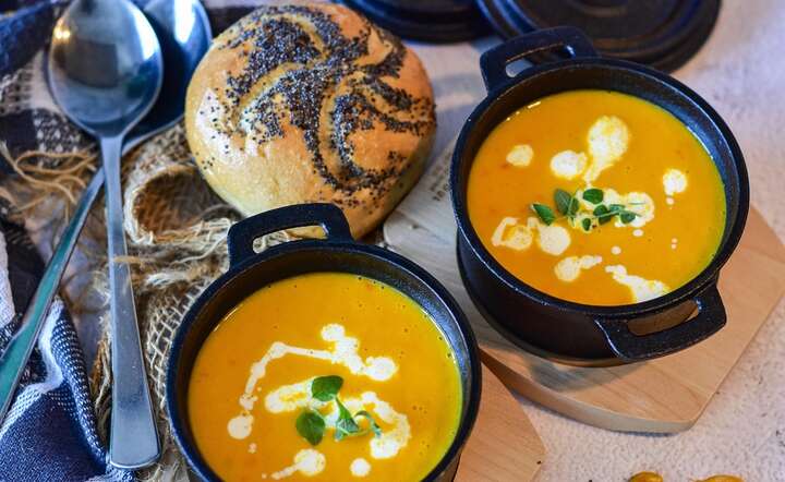 Solidna porcja gorącej zupy dyniowej z przyprawami na pewno przyniesie zimą efekt rozgrzewający  / autor: Pixabay