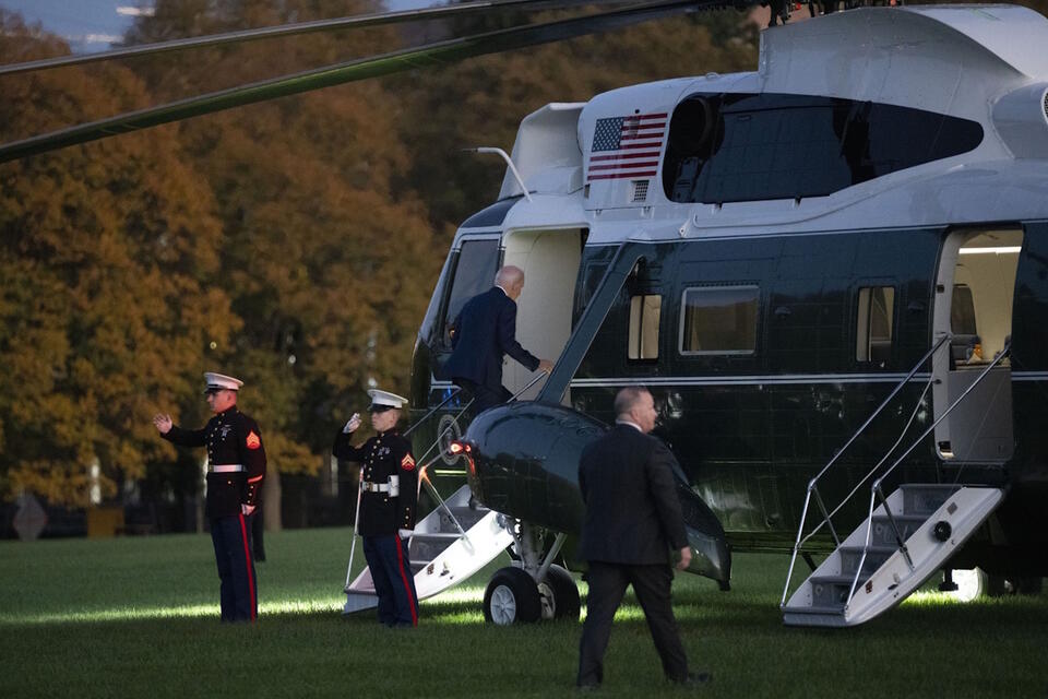 Prezydent USA Joe Biden wsiada na pokład Marine One udając się do Wilmington Delaware na weekend / autor: PAP/EPA/Chris Kleponis / POOL