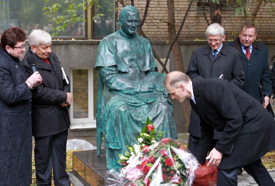 Wojciech Zajączkowski, ambasador RP w Moskwie, składa kwiaty pod odsłoniętym wczoraj pomnikiem Jana Pawła II, PAP/EPA