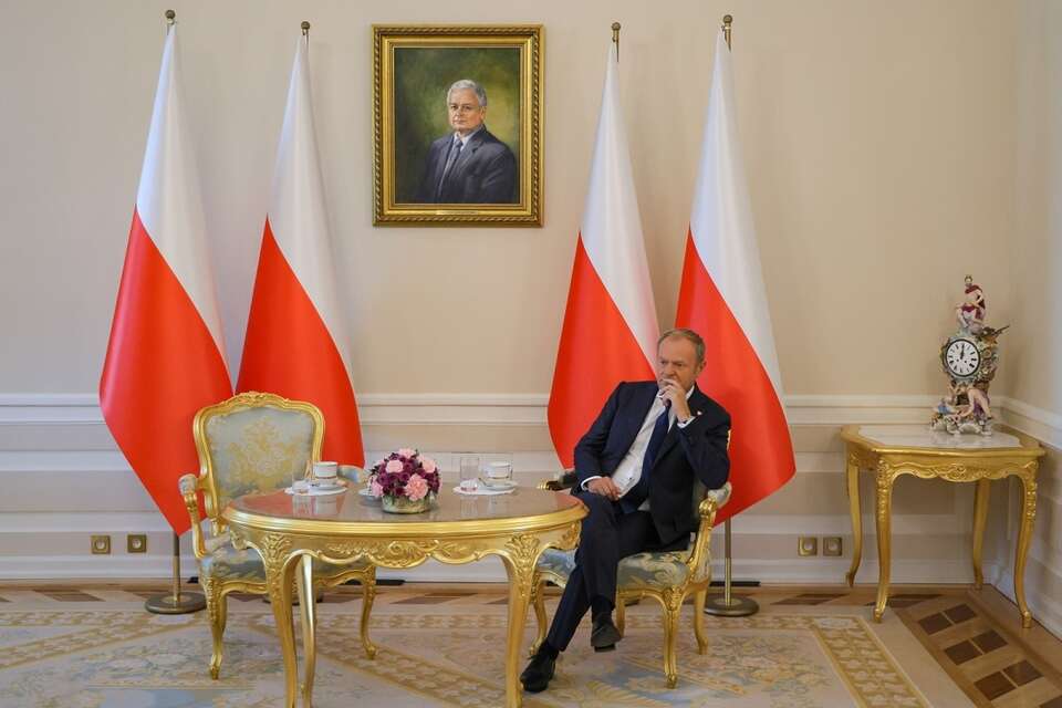 Premier Donald Tusk oczekuje na spotkanie z prezydentem Karolem Nawrockim w Pałacu Prezydenckim w Warszawie / autor: PAP/Paweł Supernak