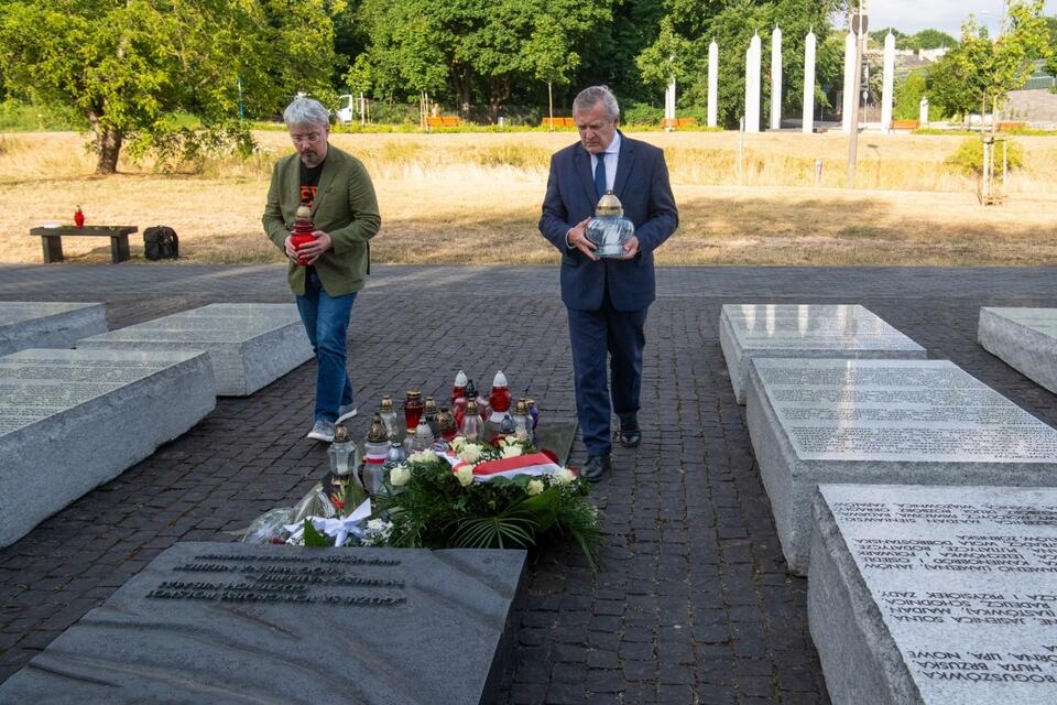 Minister Piotr Gliński (P) oraz minister kultury i polityki informacyjnej Ukrainy Ołeksandr Tkaczenko (L) podczas uroczystości przed stołecznym Pomnikiem Ofiar Ludobójstwa na Wołyniu. / autor:  PAP/Andrzej Lange