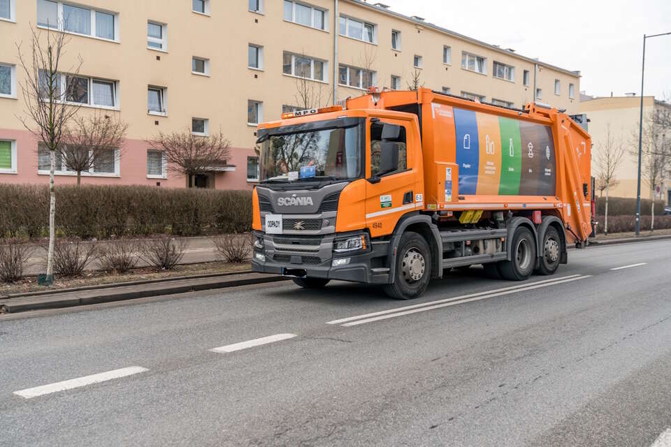Na zdjęciu samochód do wywożenia śmieci w Warszawie / autor: Fratria