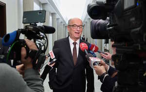 Na zdjęciu Włodzimierz Czarzasty udziela wywiadów na korytarzu sejmowym / autor: PAP/Albert Zawada