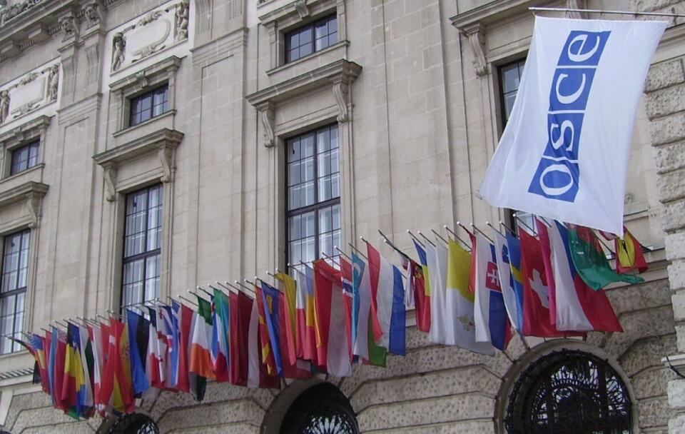 Zdjęcie ilustracyjne/ Flaga OBWE/ Flagi państw-członków OBWE / autor: commons.wikimedia.org/Immanuel Giel/Domena publiczna