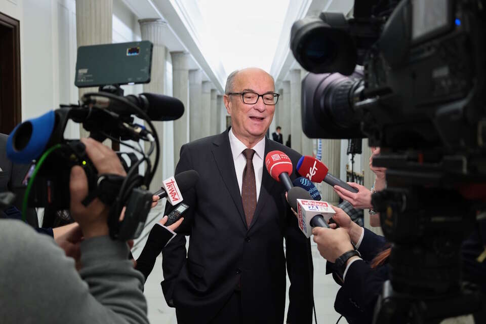 Na zdjęciu Włodzimierz Czarzasty udziela wywiadów na korytarzu sejmowym / autor: PAP/Albert Zawada