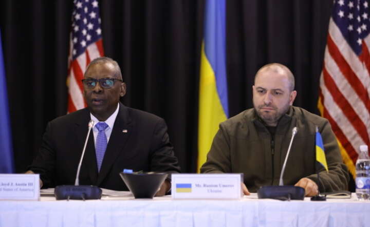 Sekretarz obrony USA Lloyd J. Austin III (L) i minister obrony Ukrainy Rustem Umjerow na konferencji w Ramstein / autor: PAP/EPA/RONALD WITTEK