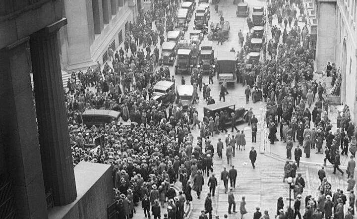 Tłum przed giełdą nowojorską w czasie krachu w 1929 r. / autor: fot. US.gov/Wikimedia Commons