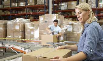 Jak usprawnić pakowanie paczek do transportu towarów