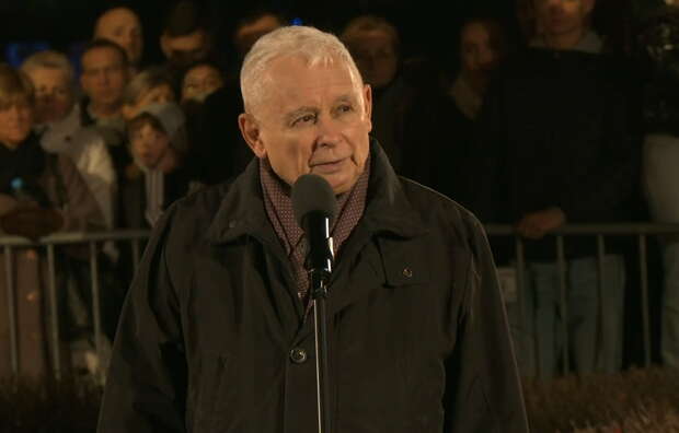 Prezes PiS Jarosław Kaczyński wygłosił mocne przemówienie z okazji miesięcznicy smoleńskiej przed Pałacem Prezydenckim. / autor: X/PiS