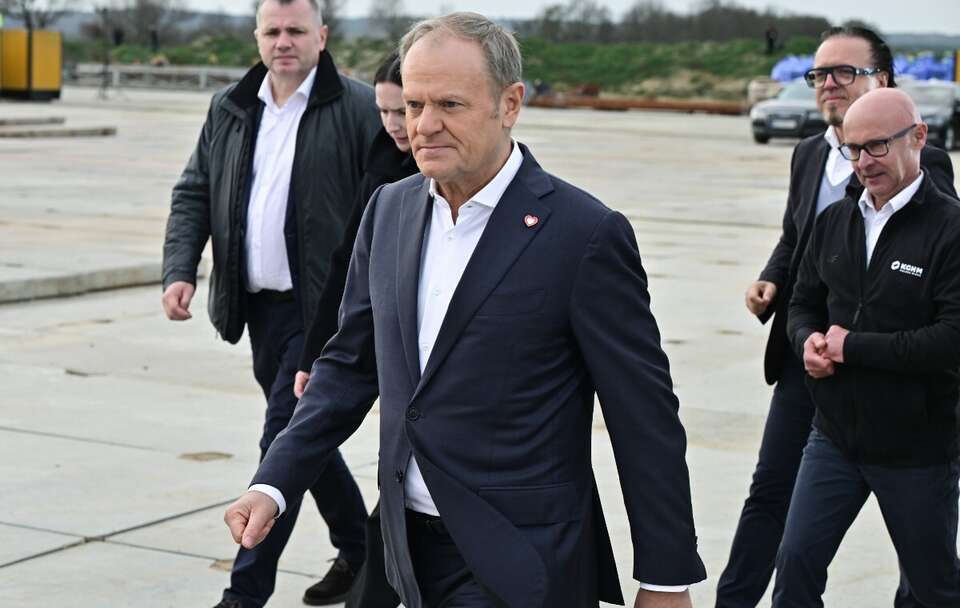 Donald Tusk na terenie budowy szybu Retków KGHM / autor: PAP/Maciej Kulczyński