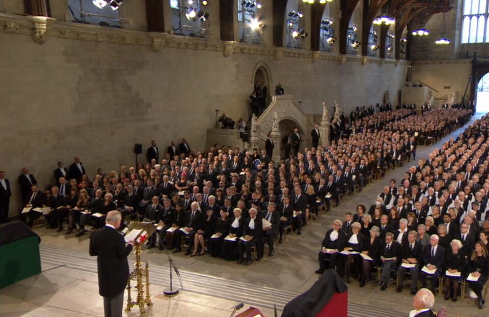 Król Karol III przyjął od parlamentu kondolencje i przysięgę lojalności  / autor: screenshot TT @BBCNEWS