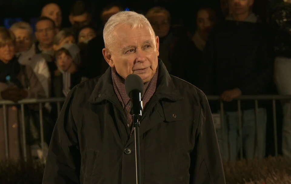 Prezes PiS Jarosław Kaczyński wygłosił mocne przemówienie z okazji miesięcznicy smoleńskiej przed Pałacem Prezydenckim. / autor: X/PiS