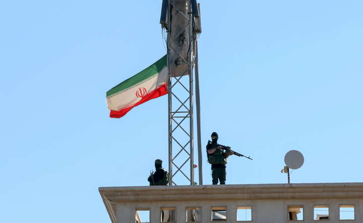 Uzbrojeni członkowie proirańskiego Hezbollahu w Bejrucie, 22 kwietnia 2026 / autor: PAP/EPA/WAEL HAMZEH