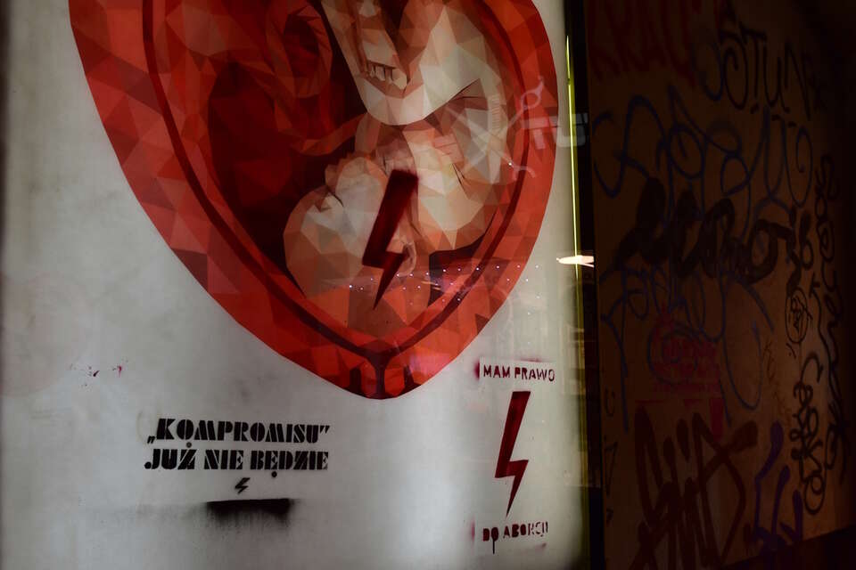 Zniszczony przez Strajk Kobiet plakat "za życiem" / autor: Fratria
