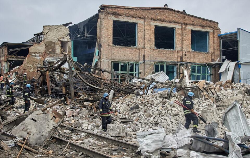 Zniszczenia po rosyjskim ataku w Charkowie / autor: PAP/EPA/SERGEY KOZLOV