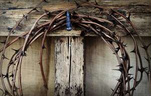 Krzyż i korona cierniowa - zdjęcie symboliczne / autor: Pixabay