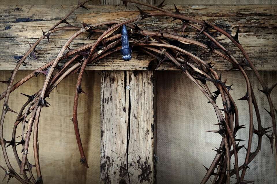 Krzyż i korona cierniowa - zdjęcie symboliczne / autor: Pixabay