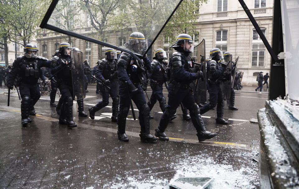 Francuska policja / autor: PAP/EPA/CHRISTOPHE PETIT TESSON