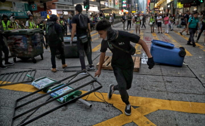 Starcia protestujących z policją, Hongkong w nocy z 12 na 13 października / autor: PAP/ EPA/VIVEK PRAKASH