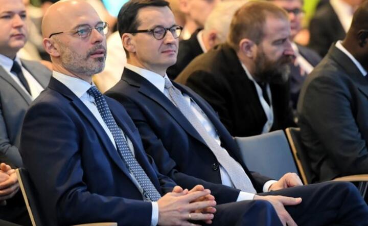 Premier Mateusz Morawiecki i minister klimatu Michał Kurtyka podczas Global e-Mobility Forum 2019, / autor: PAP