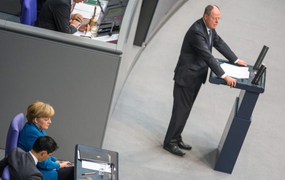 PAP/ EPA. Obrady Bundestagu; Steinbrück przemawia, Merkel słucha