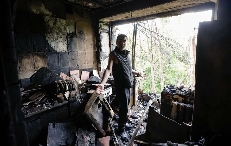 Zniszczenia po rosyjskim ataku na Kijów / autor: PAP/EPA/SERGEY DOLZHENKO