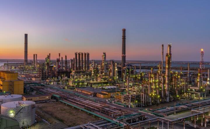 rafineria ropy naftowej - zdjęcie ilustracyjne / autor: Financial Intelligence/Tt