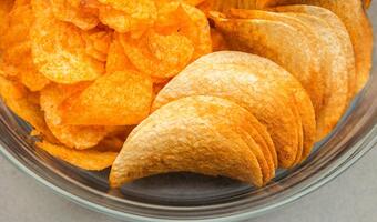 Zarumieniona skórka w chipsach – czy jest się czego bać?