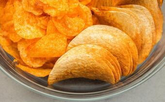 Zarumieniona skórka w chipsach – czy jest się czego bać?