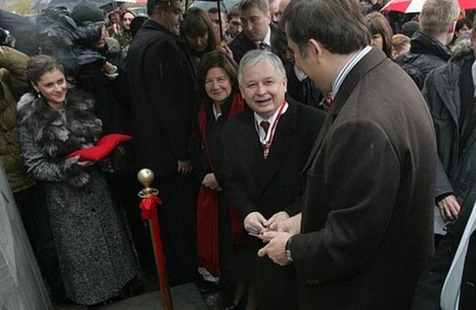 Lech Kaczyński w Gruzji, odznaczony przez prezydenta Micheila Saakaszwilego orderem św. Jerzego. Fot. prezydent.pl