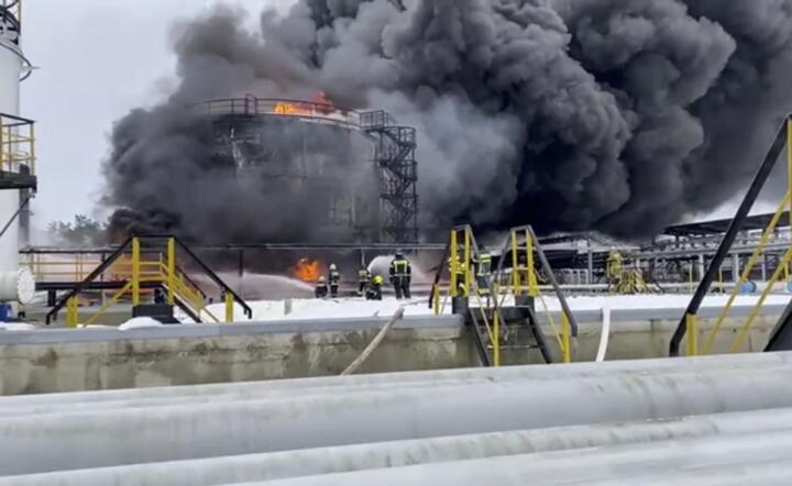 Pożar po ukraińskim ataku dronowym na rosyjski magazyn paliw w Briańsku / autor: PAP/EPA/RUSSIAN EMERGENCIES MINISTRY