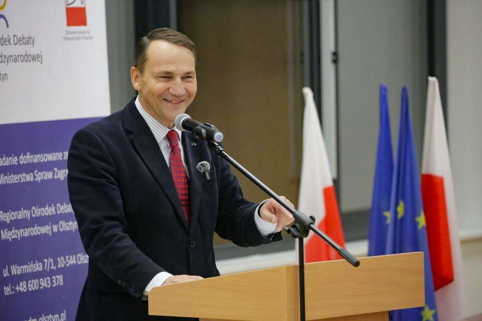 Minister Spraw Zagranicznych Radosław Sikorski podczas wykładu otwartego w Auli Dużej Wydziału Prawa i Administracji Uniwersytetu Warmińsko-Mazurskiego w Olsztynie. / autor:  PAP/Tomasz Waszczuk