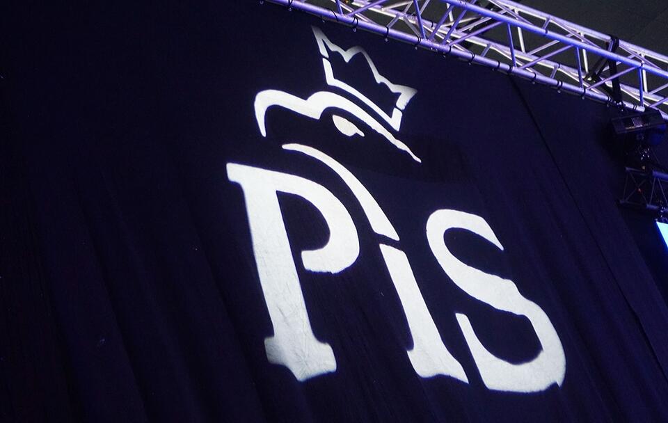Logo PiS - zdjęcie ilustracyjne / autor: Fratria