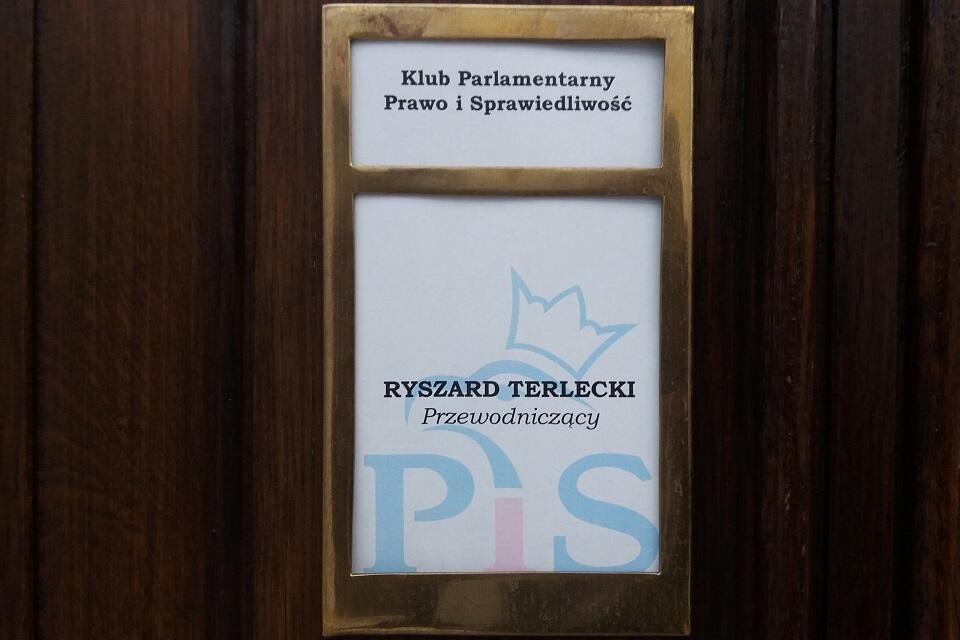 Wejście do gabinetu szefa klubu PiS Ryszarda Terleckiego / autor: Fratria