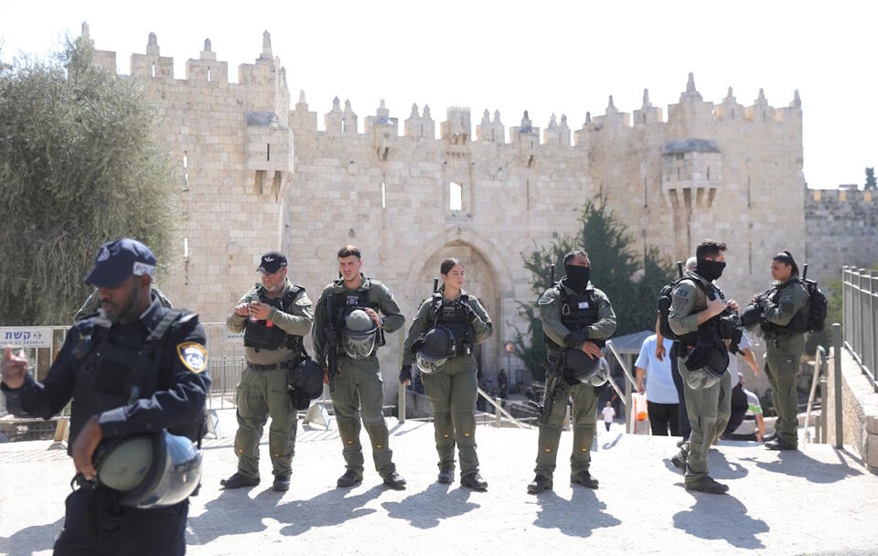 Izraelska policja graniczna na patrolu przy bramie Damasceńskiej w Jerozolimie / autor: PAP/EPA/ABIR SULTAN