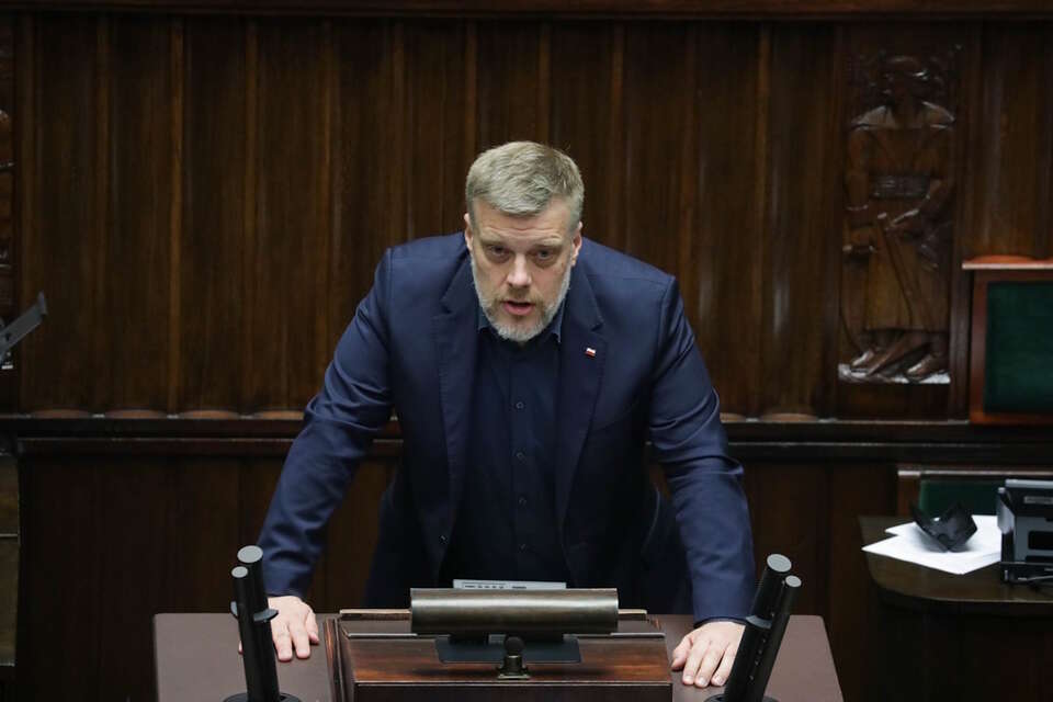 Lider Razem Adrian Zandberg przemawia z mównicy sejmowej / autor: PAP/ Tomasz Gzell