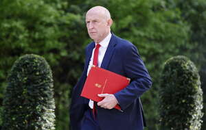 Brytyjski sekretarz stanu ds. obrony John Healey przybywa na Downing Street 10 na posiedzenie brytyjskiego gabinetu w Londynie w Wielkiej Brytanii / autor: PAP/EPA