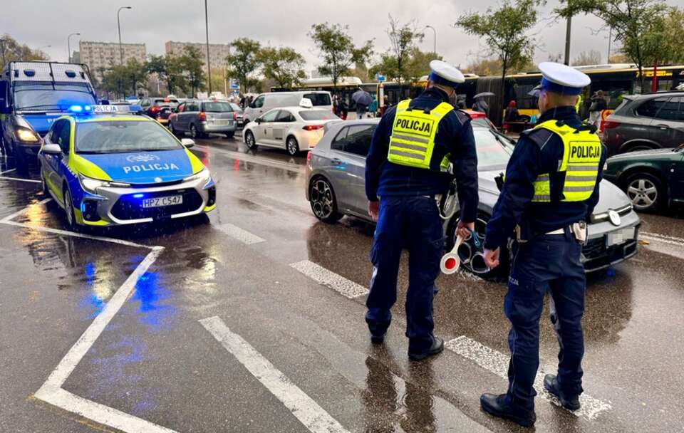 Uwaga na wzmożone kontrole policji na drogach związane z dniem Wszystkich Świętych! / autor: X/@Policja_KSP