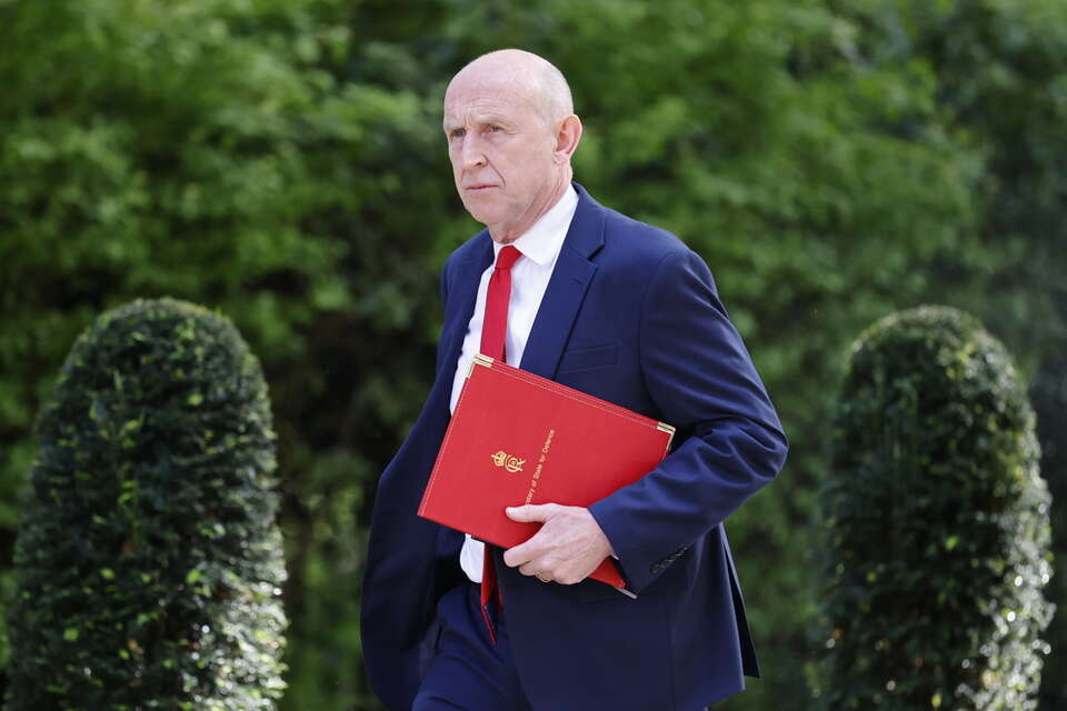 Brytyjski sekretarz stanu ds. obrony John Healey przybywa na Downing Street 10 na posiedzenie brytyjskiego gabinetu w Londynie w Wielkiej Brytanii / autor: PAP/EPA