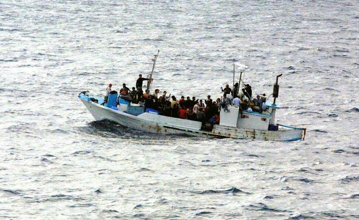 migranci na łodzi / autor: TVP Info