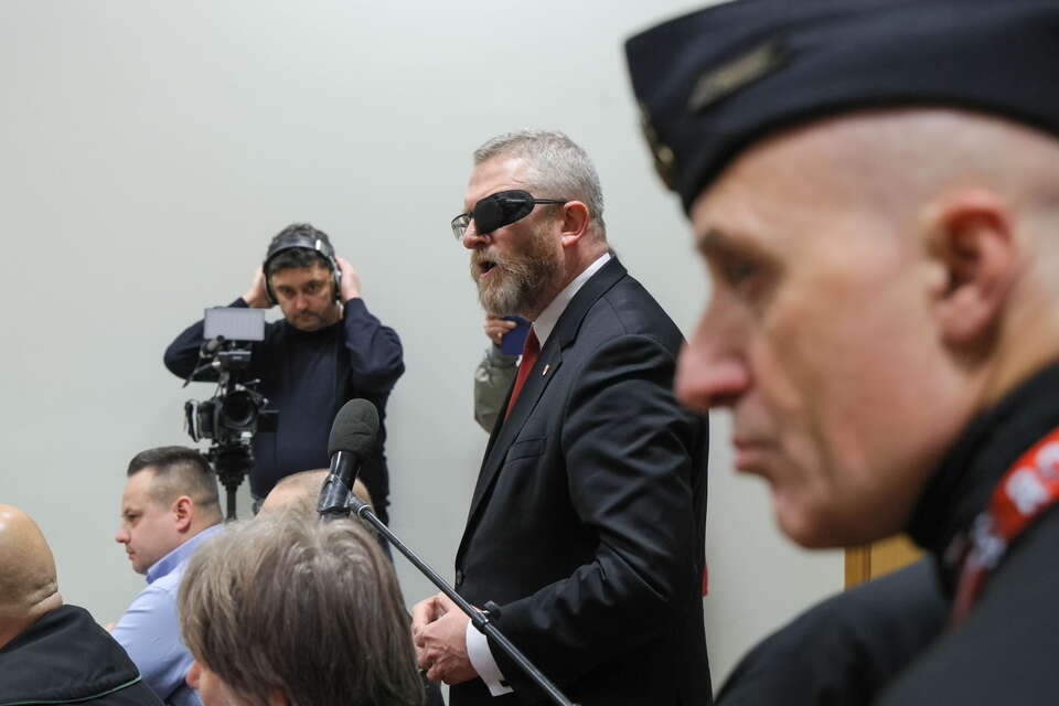 Grzegorz Braun w sądzie. Na rozprawie obecny był m.in. patostreamer Wojciech Olszański / autor: PAP/Paweł Supernak