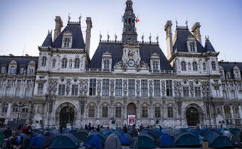 Migranci okupują paryski ratusz. ZDJĘCIA