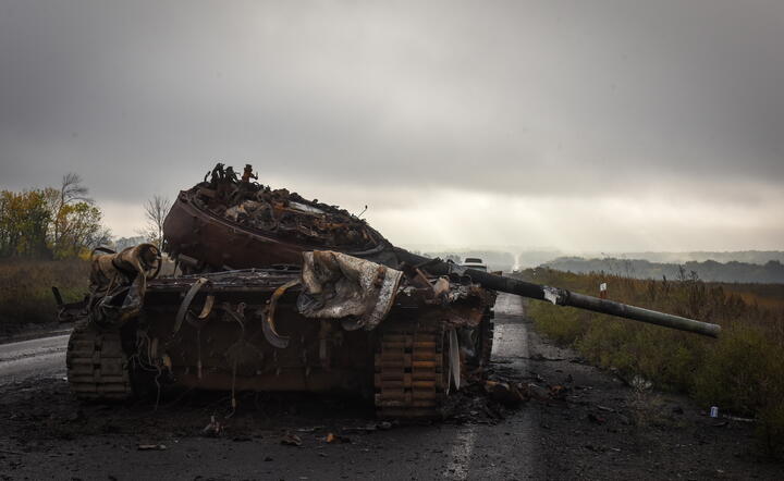 Zniszczony rosyjski czołg w obwodzie charkowskim / autor: PAP/EPA