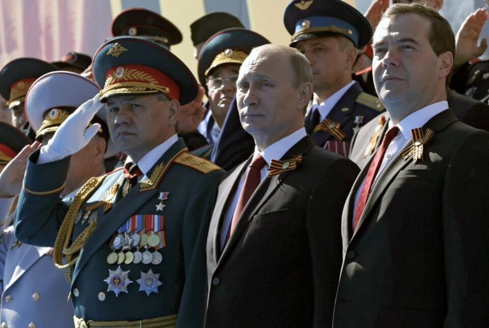 Siergiej Szojgu, Władimir Putin i Dmitrij Miedwiediew podczas parady z okazji Dnia Zwycięstwa w Moskwie w 2014 / autor: Wikipedia/premier.gov.ru/CC BY 4.0