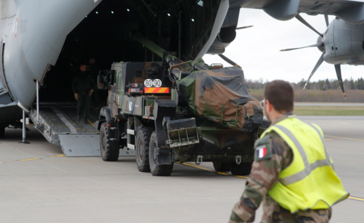 NATO: Francuska samobieżna haubica CAESAR przybywa do bazy lotniczej Amari w Estonii, 2 V. / autor: PAP/EPA/TOMS KALNINS
