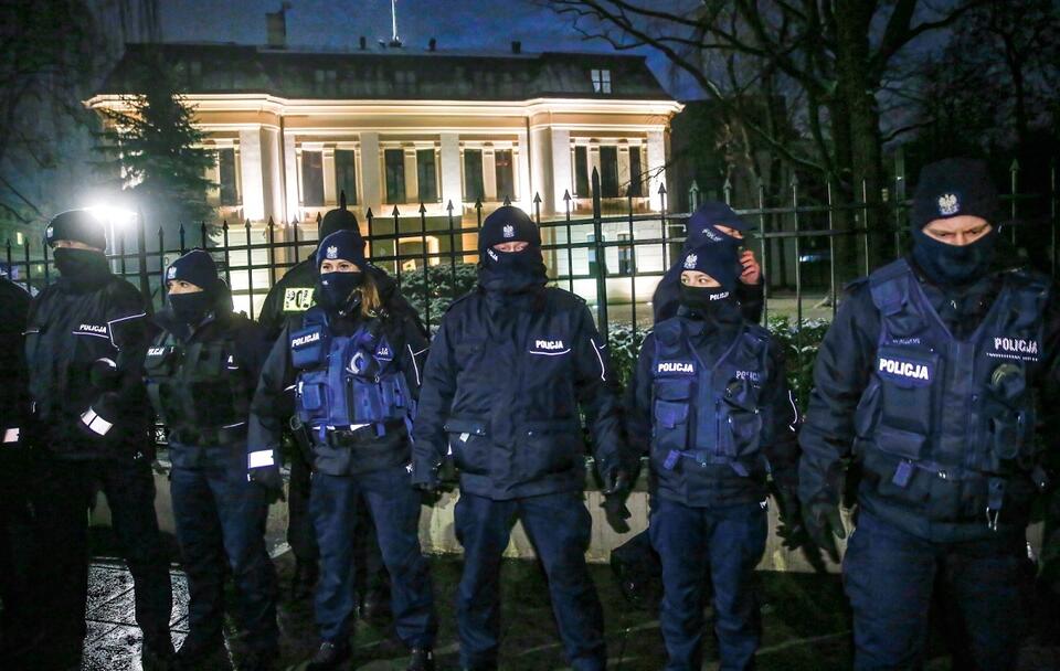 Policja podczas protestu przed TK / autor: PAP/Rafał Guz