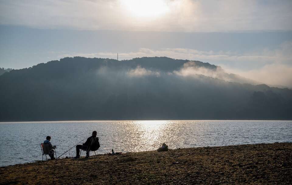 Poranek nad Jeziorem Solińskim w Polańczyku / autor: PAP/Darek Delmanowicz