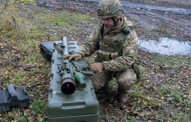 ołnierz mobilnego oddziału artylerii obsługuje przenośny przeciwlotniczy zestaw rakietowy (PPZR) Piorun. / autor: PAP/Mykola Kalyeniak