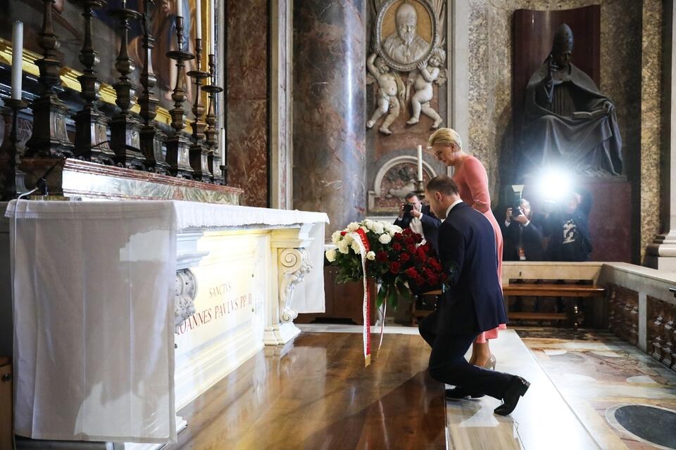 Prezydent RP Andrzej Duda i pierwsza dama RP Agata Kornhauser-Duda składają kwiaty przy grobie Jana Pawła II w Bazylice św. Piotra w Watykanie / autor: PAP/Leszek Szymański